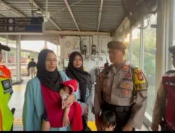 Tersesat di Jakarta, Ibu dan Tiga Anak Dibantu Polisi Menuju Stasiun Grogol