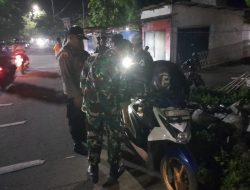 Babinsa Patroli Tiga Pilar, Waspadai Rumah Ditinggal Pemudik di Pebayuran