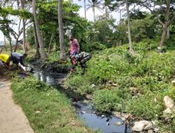 Ramadan Bersih Babinsa Koramil 11/Pebayuran Ajak Warga Karangjaya Peduli Kebersihan Lingkungan