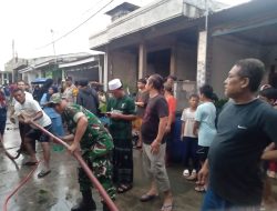 Aksi Sigap Babinsa Evakuasi Warga Saat Kebakaran Hebat di Cibarusah